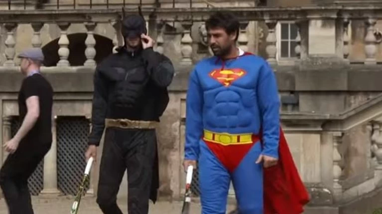 Ο Μάρκος Παγδατής ντυμένος Superman παίζει τένις με τον Batman- video