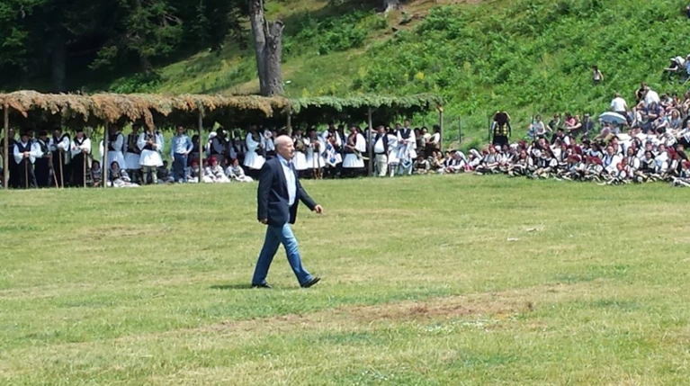 «Σαρακατσάνικη» αποδοκιμασία σε βουλευτή του ΣΥΡΙΖΑ