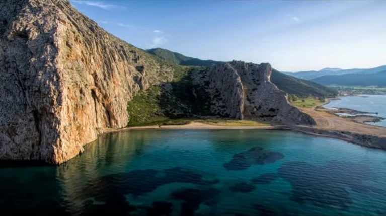 Αυτή είναι η άγνωστη ελληνική «γαλάζια λίμνη»