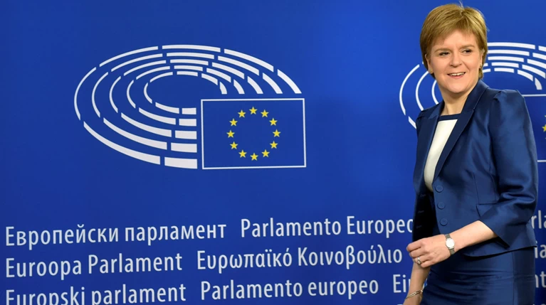 Μετά τον Κάμερον ο Γιούνκερ βλέπει την Νίκολα Στέρτζον