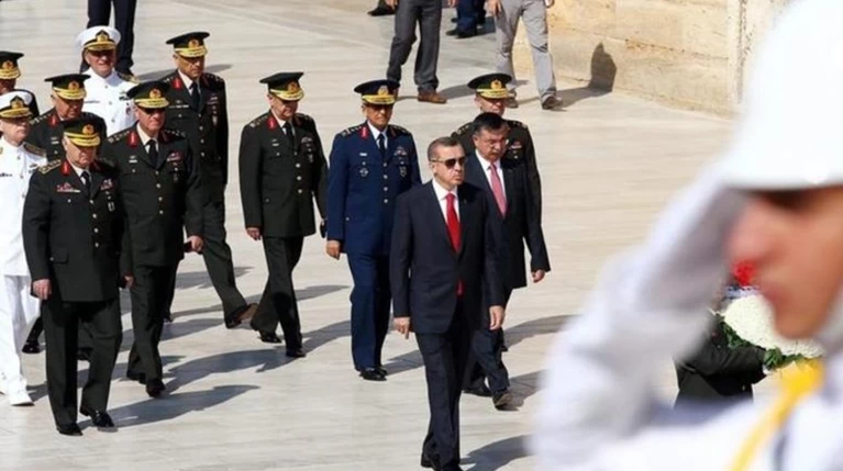 Συνεχίζει τις εκκαθαρίσεις ο Ερντογάν: «Ξήλωσε» 820 στρατιωτικούς