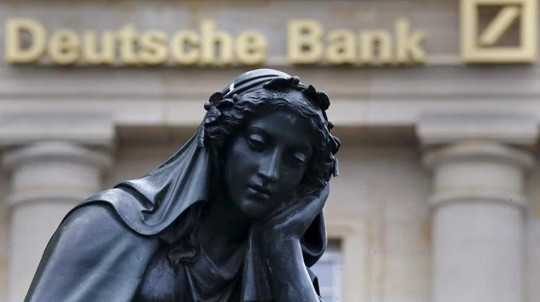 "Μνημόνιο" και στην Deutsche Bank: Ερχονται μεγάλες περικοπές