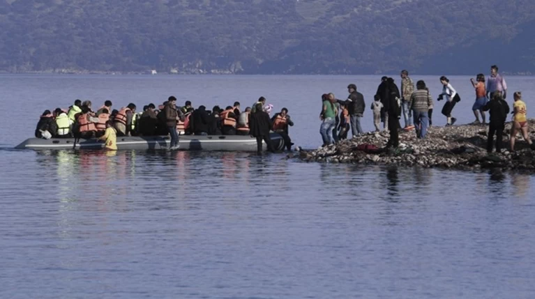 «Βουλιάζουν» ξανά τα νησιά από πρόσφυγες και μετανάστες