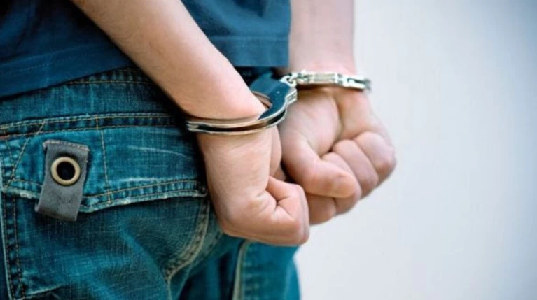 Συνελήφθη νεαρός που μαχαίρωσε 16χρονο στο πρόσωπο