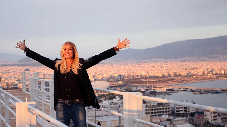 Η Αννα Βίσση φωτογραφήθηκε με καουμπόικο καπέλο και φιδίσιες μπότες