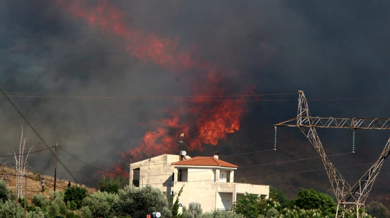 Μεγάλη πυρκαγιά στη Θάσο, εκκενώθηκε χωριό