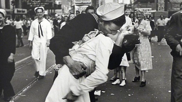 Εφυγε η νοσοκόμα του περίφημη φιλιού σε Times Square αλλά όχι οι αμφιβολίες