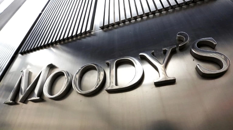 Moody's: Μειώθηκαν τα μη εξυπηρετούμενα δάνεια των ελληνικών τραπεζών