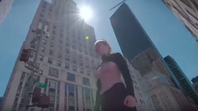 Free the Nipple: Ο topless περίπατος 23χρονης καλλονής στη Nέα Υόρκη
