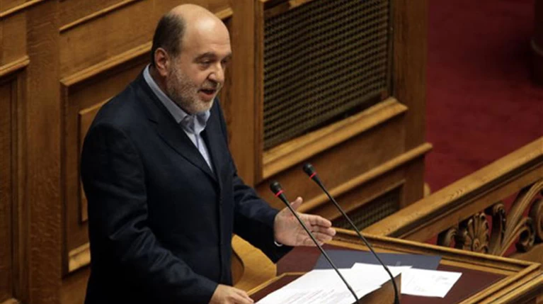 Κόντρα Αλεξιάδη - Αραμπατζή στη Βουλή για τον Στουρνάρα