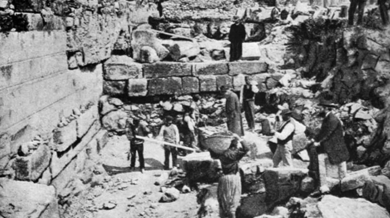 Η Ακρόπολη φέρει ακόμη ίχνη καταστροφής από το 480 π. Χ. και τους Πέρσες!