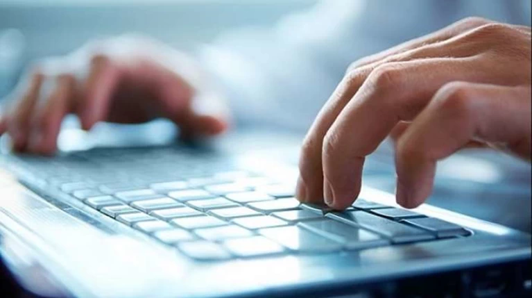 Σωφρονιστικός υπάλληλος ανέβαζε ροζ φωτό της πρώην του