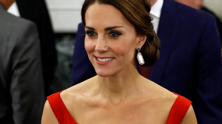 Lady in red: Σαν σταρ του σινεμά η Κέιτ με κατακόκκινη τουαλέτα
