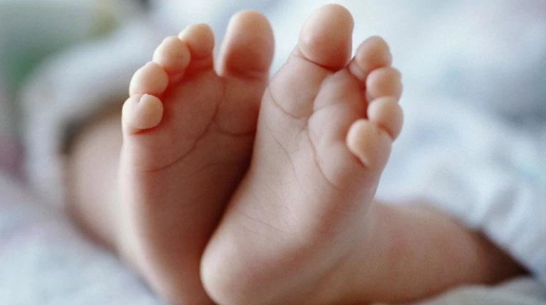 Γεννήθηκε το πρώτο μωρό από τρεις βιολογικούς γονείς