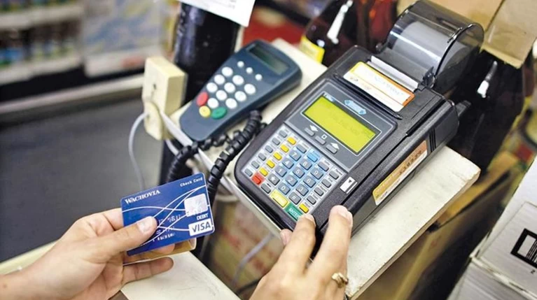 Υποχρεωτική η συσκευή POS στα εστιατόρια