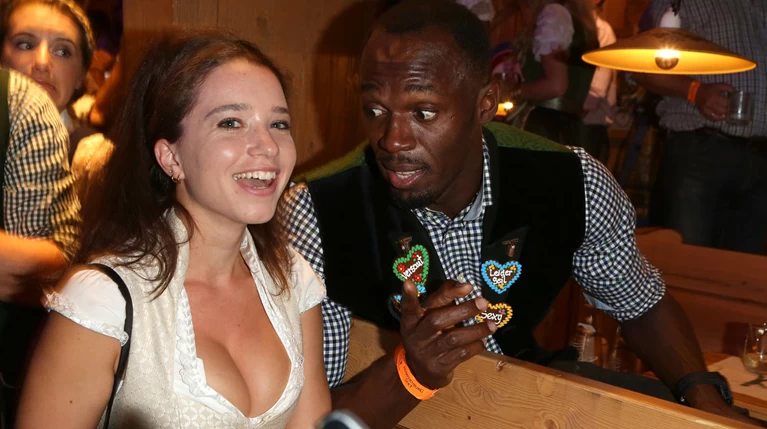 Ο Μπολτ τα δίνει όλα στο Oktoberfest.Φλερτ και χορός μέχρι τελικής πτώσης