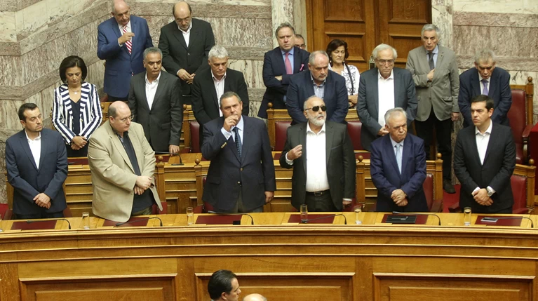 Υπουργικά «φάλτσα» στη σκιά συνεδρίου & ανασχηματισμού