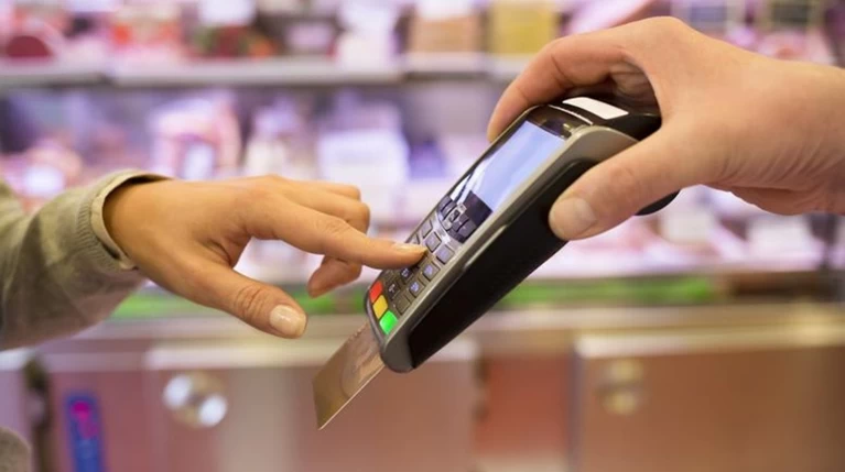 Με πλαστικό χρήμα πληρώνουν οι Ελληνες τους φόρους