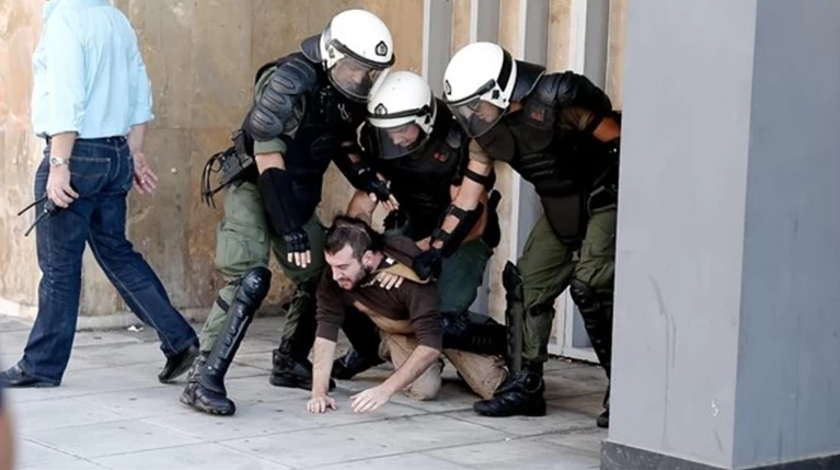 To κίνημα του "Κανένα σπίτι στα χέρια τραπεζίτη"-Χαμός για πλειστηριασμούς
