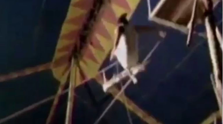 Κόβει την ανάσα πτώση στο κενό ακροβάτη τσίρκου video