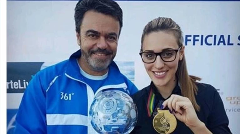 Ευτυχισμένη η Αννα Κορακάκη δείχνει το νέο μετάλλιο της