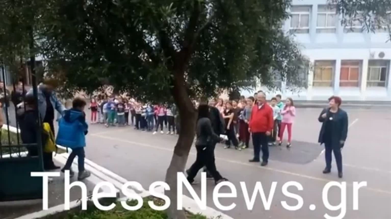 Συγκινητική υποδοχή προσφυγόπουλων από μαθητές-VIDEO