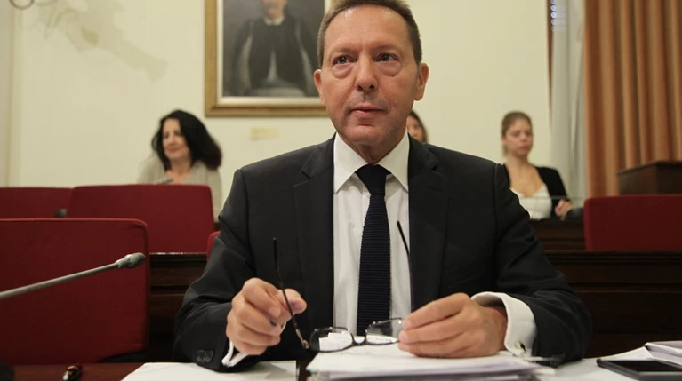 Στουρνάρας στη Βουλή:Κεραυνοί για δημοψήφισμα, capital controls & Βαρουφάκη