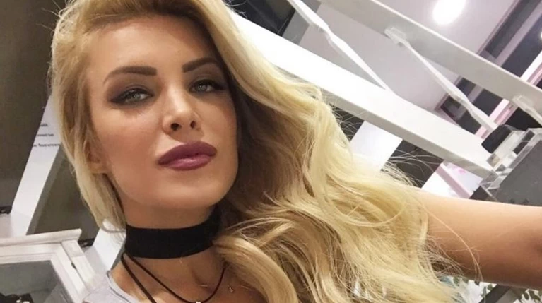 Η Καινούργιου «θυσίασε» τα πλατινέ μαλλιά της για να ανεβάσει τα νούμερα