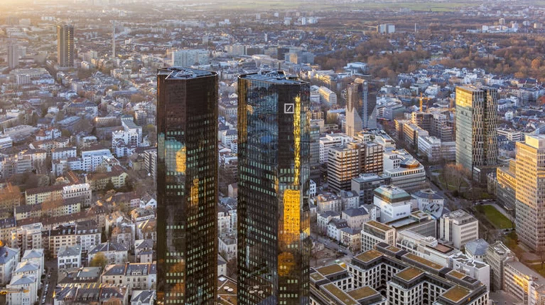 WSJ: Η Μέρκελ δεν θα στηρίξει οικονομικά την Deutsche Bank