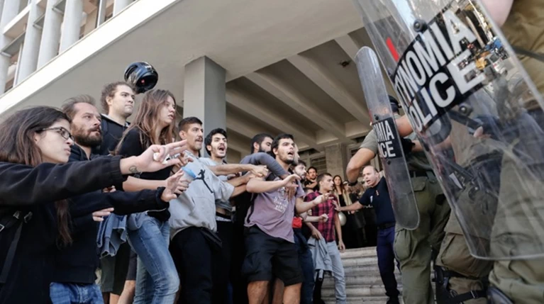 Νέα αποχή-μπλόκο των συμβολαιογράφων σε πλειστηριασμούς