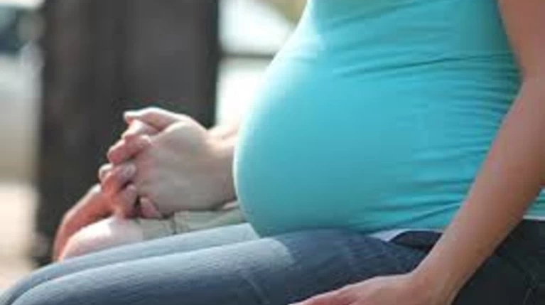 Πέθανε έξω από το μαιευτήριο λίγο πριν γεννήσει δίδυμα!