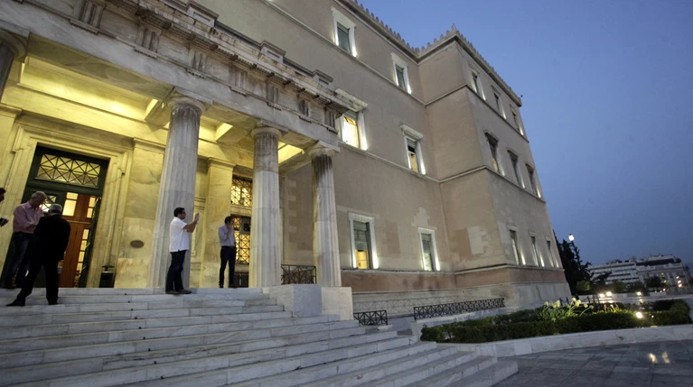 Δούλευε επί 27 χρόνια με πλαστό πτυχίο στη Βουλή, απολύθηκε σήμερα