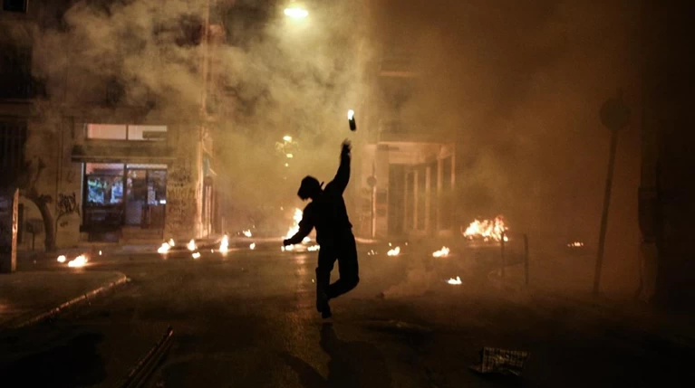 Τι έκρυβε η αποθήκη-γιάφκα των κουκουλοφόρων στα Εξάρχεια