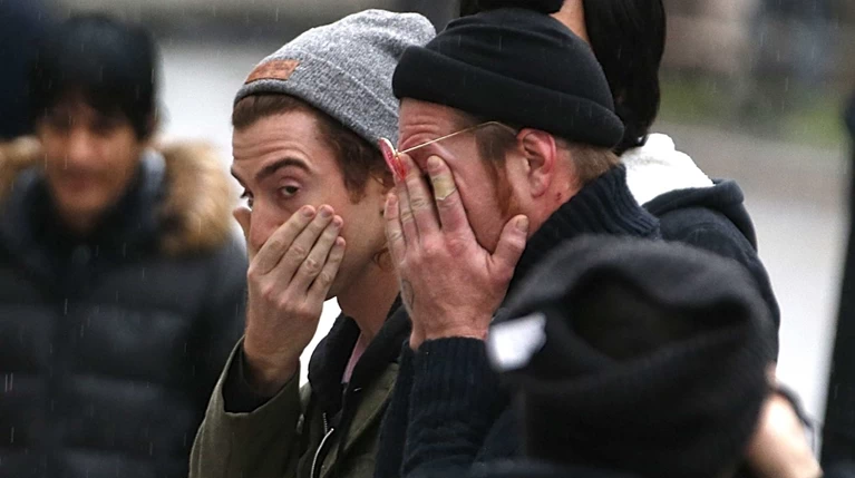 Ο θρήνος των Eagles of Death Metal μπροστά στο Bataclan