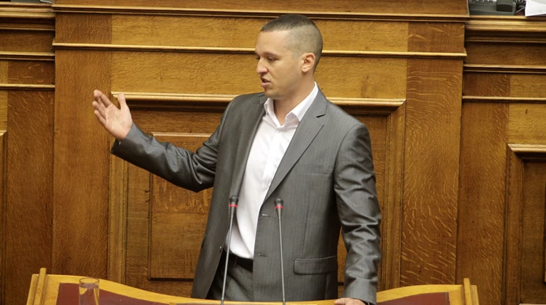 Αθλια επίθεση Κασιδιάρη κατά Τσίπρα και Μουζάλα στη Βουλή