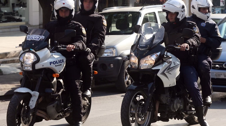 Συνεργάτης βουλευτή υπό μέθη παραβίασε κόκκινο και τράκαρε μοτό της ΔΙΑΣ