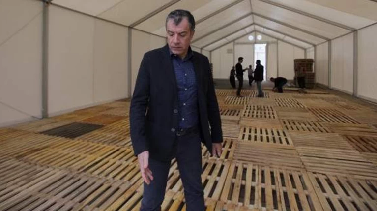 Θεοδωράκης:Τα κενά στρατόπεδα να γίνουν χώροι φιλοξενίας μεταναστών