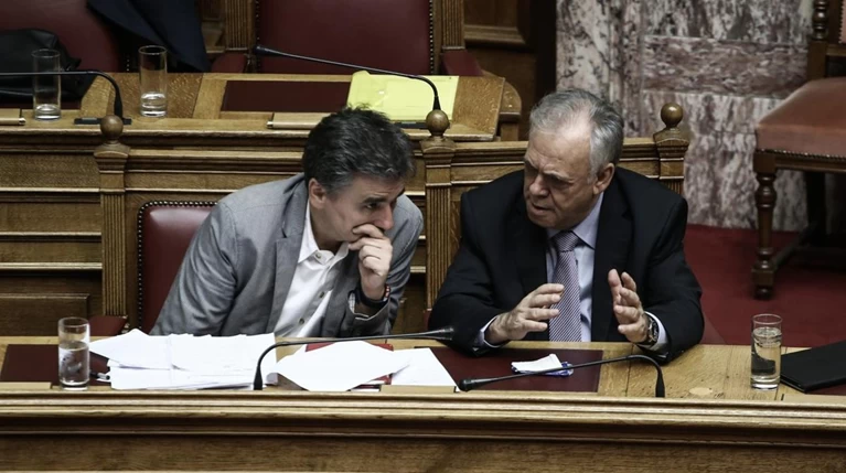 Tα «παράλληλα» ρουσφέτια & οι προσλήψεις από το παράθυρο