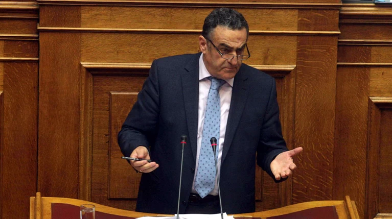 Δυο γραμμές και κόντρες στη ΝΔ για το σύμφωνο συμβίωσης