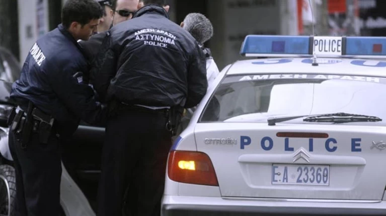 Βεβήλωσε μνήματα, έκαψε ΙΧ και σκότωσε παππού στην Πρέβεζα