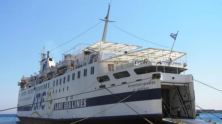 «Στούκαρε» στον προβλήτα Χανίων το Βιτσέτζος Κορνάρος λόγω κακοκαιρίας