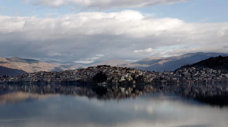 Μαγευτικές εικόνες από τη λίμνη της Καστοριάς