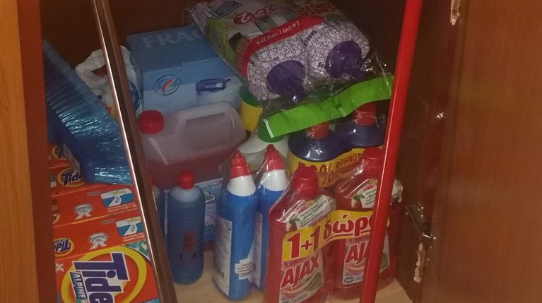 Δωρίζουν στην ΕΛΑΣ σφουγγαρίστρες, σκούπες & χλωρίνες!