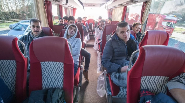 'Eστειλε λεωφορείο με 30 πρόσφυγες στη Μέρκελ!