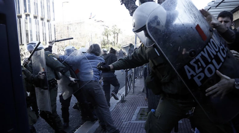 «Αυγή» κατά Τόσκα: Θα μας φάνε οι κοριοί