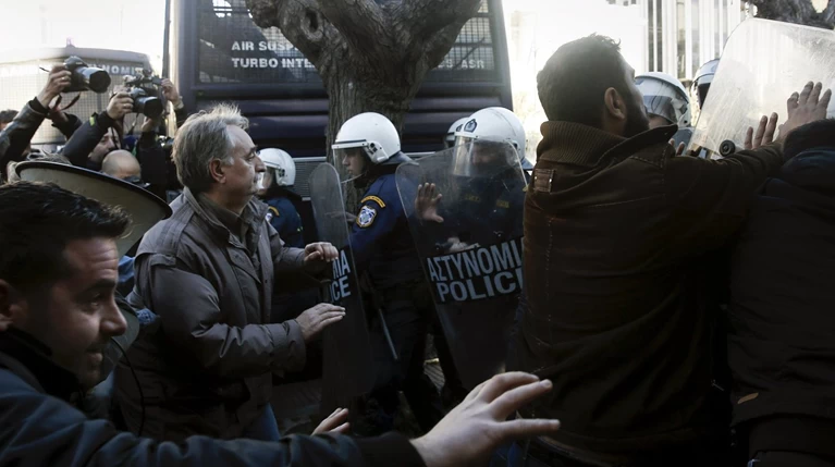Σε «γραμμή Αυγής» ο Τόσκας για το ξύλο σε συνταξιούχους
