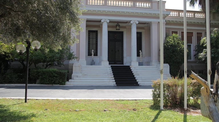 Παιχνίδια του Μαξίμου με τη «φωτιά» του εκλογικού νόμου