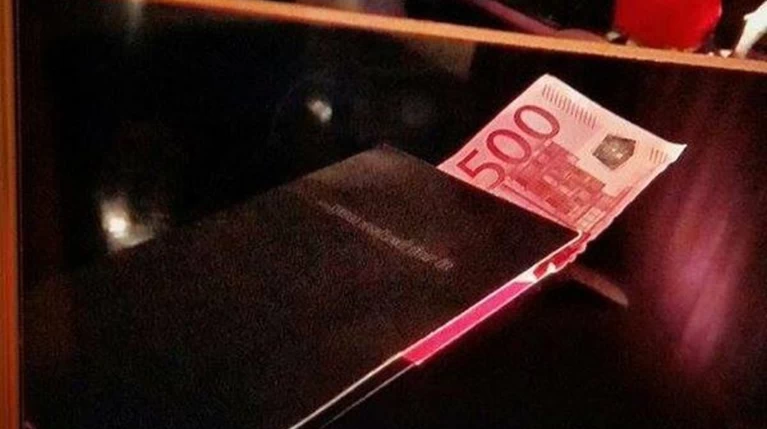 Η κόρη του Μηλιού πλήρωσε με 500ευρω και στα social media γίνεται χαμός