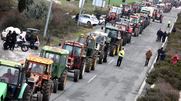 Αγροτικά μπλόκα και τρακτέρ σε όλη την Ελλάδα