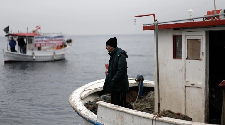 Τρακτέρ και καΐκια γέμισαν την παραλία Θεσσαλονίκης - εικόνες από το λιμάνι